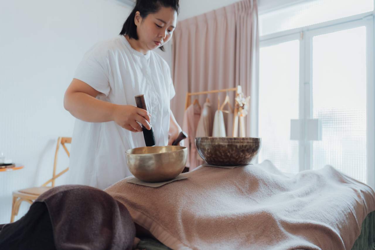 主理人於覆巾顧客上方操作頌缽